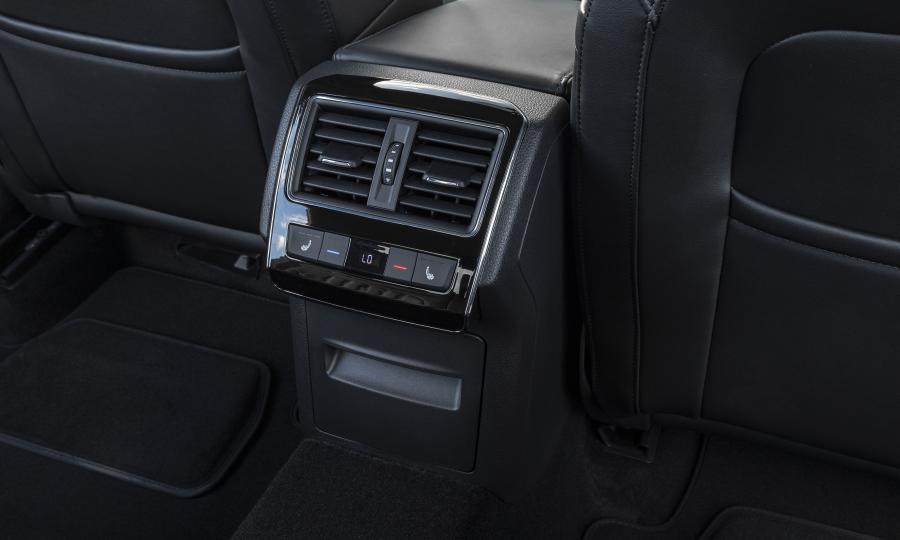 Детали интерьера Skoda Superb Laurin & Klement 2019 года  (UK) (фото 8 из 30)